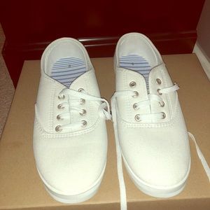 White tennis shoes